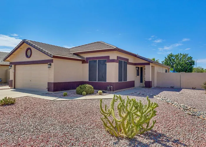 Patio + Fire Pit: Getaway Near Golfing! Holiday home Peoria